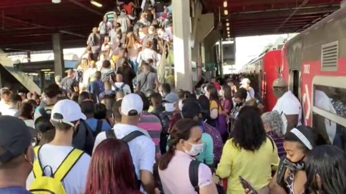 Passageiros na estação Grajaú, da linha 9-esmeralda, na capital paulista - Reprodução/TV Globo