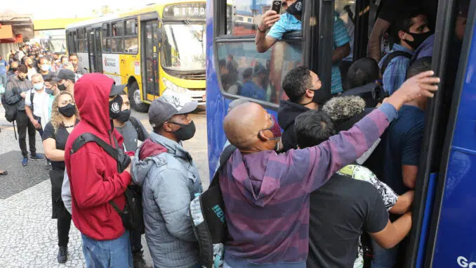 Passageiros tentam embarcar em ônibus em São Paulo - Rivaldo Gomes - 24.ago.2021/Folhapress