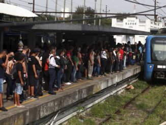 Plataformas da estação Bangu lotadas de passageiros na manhã desta terça-feira após problema em ramal Santa Cruz Foto: Fabiano Rocha / Agência O Globo