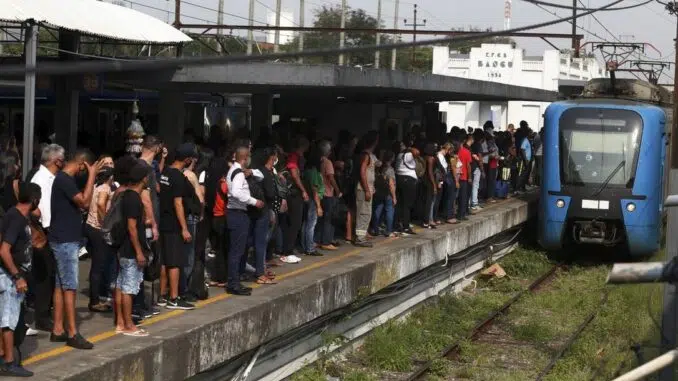 Plataformas da estação Bangu lotadas de passageiros na manhã desta terça-feira após problema em ramal Santa Cruz Foto: Fabiano Rocha / Agência O Globo