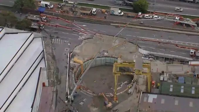 Cratera provocada por acidente em obra do Metrô de São Paulo é preenchida na manhã de quarta-feira Foto: Reprodução/TV Globo