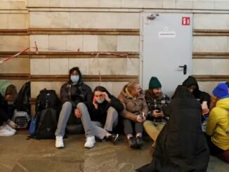 Moradores da capital Kiev se refugiam em uma estação de metrô transformada em abrigo subterrâneo durante o conflito — Foto: Valentyn Ogirenko/Reuters