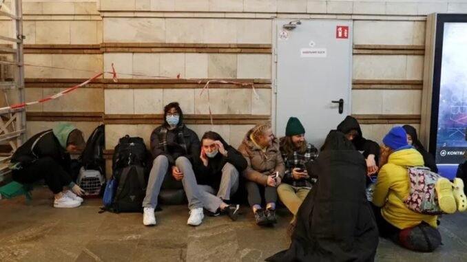 Moradores da capital Kiev se refugiam em uma estação de metrô transformada em abrigo subterrâneo durante o conflito — Foto: Valentyn Ogirenko/Reuters
