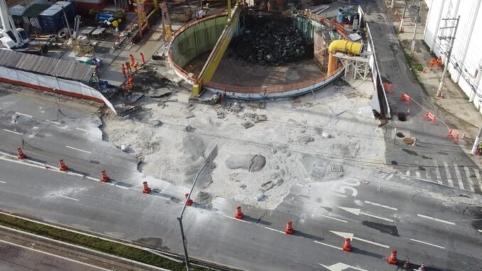 Cratera que se abriu nas obras na Linha 6-Laranja do Metrô na Marginal Tietê é completamente fechada com concreto — Foto: Ronaldo Silva/Futura Press/Estadão Conteúdo