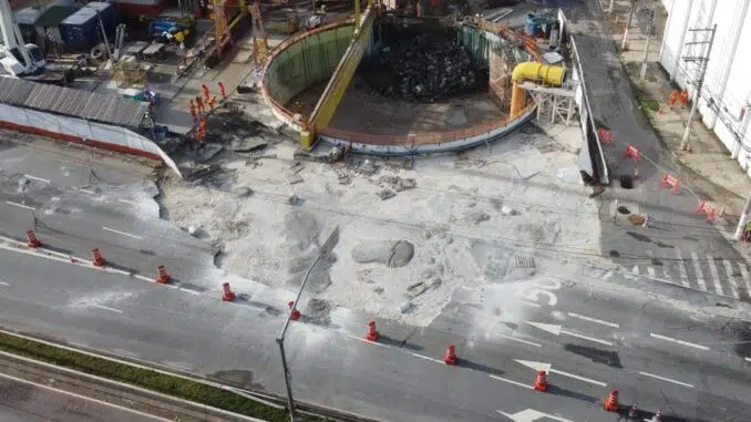 Cratera que se abriu nas obras na Linha 6-Laranja do Metrô na Marginal Tietê é completamente fechada com concreto — Foto: Ronaldo Silva/Futura Press/Estadão Conteúdo