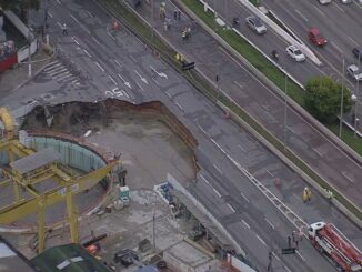 Cratera na Marginal Tietê em canteiro de obras do Metrô nesta terça (1) em São Paulo — Foto: Reprodução/TV Globo