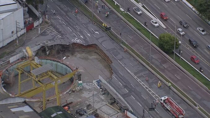 Cratera na Marginal Tietê em canteiro de obras do Metrô nesta terça (1) em São Paulo — Foto: Reprodução/TV Globo