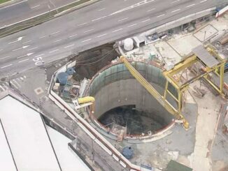 Asfalto cede e abre buraco ao lado da obra do Metrô na Marginal Tietê, na Zona Norte de SP — Foto: Reprodução TV Globo