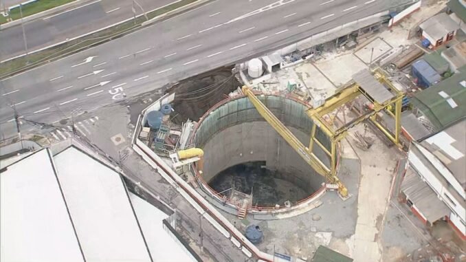 whatsapp-image-2022-02-01-at-09.57.11-1- Asfalto cede e abre buraco ao lado da obra do Metrô na Marginal Tietê, na Zona Norte de SP — Foto: Reprodução TV Globo