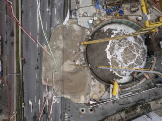 Cratera foi aberta no asfalto ao lado de obra do metrô na marginal Tietê - Eduardo Knapp 02.fev.22/ Folhapress