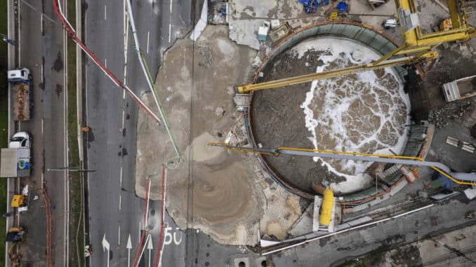 Cratera foi aberta no asfalto ao lado de obra do metrô na marginal Tietê - Eduardo Knapp 02.fev.22/ Folhapress