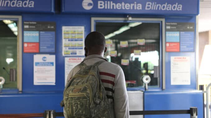 Homem em frente a uma bilheteria no metrô da capital paulista - Rivaldo Gomes - 22.out.21/Folhapress