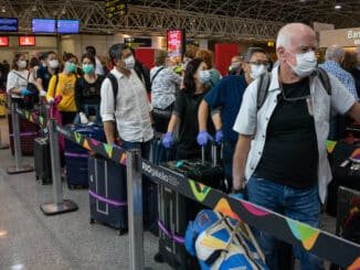 Passageiros no Aeroporto Internacional Tom Jobim, no Rio de Janeiro - Tércio Teixeira -22.mar.20/Folhapress