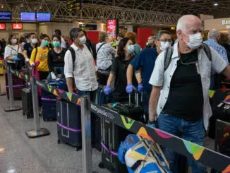 Passageiros no Aeroporto Internacional Tom Jobim, no Rio de Janeiro - Tércio Teixeira -22.mar.20/Folhapress