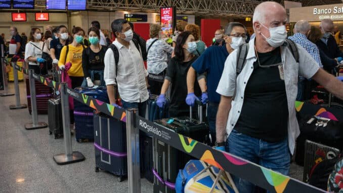 Passageiros no Aeroporto Internacional Tom Jobim, no Rio de Janeiro - Tércio Teixeira -22.mar.20/Folhapress