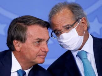 Jair Bolsonaro, presidente da República, e Paulo Guedes, ministro da Economia; PIB brasileiro cresceu abaixo da média mundial em 2021 Foto: Adriano Machado/ Reuters