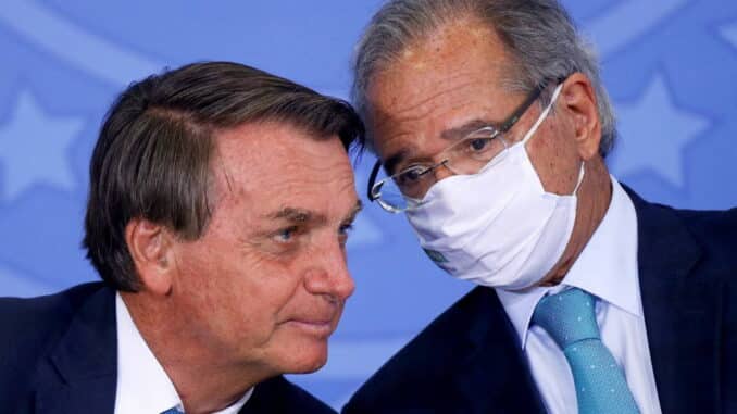 Jair Bolsonaro, presidente da República, e Paulo Guedes, ministro da Economia; PIB brasileiro cresceu abaixo da média mundial em 2021 Foto: Adriano Machado/ Reuters