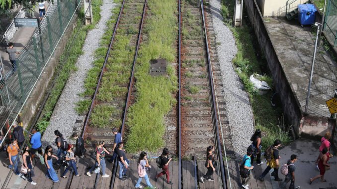 Passageiros atravessam linha férrea na estação Antônio Joao, em uma das falhas no transporte de trem - Rivaldo Gomes - 2.mar.22/Folhapress