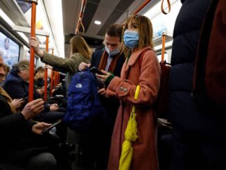 Passageiros a bordo de trem em Londres durante paralisação do metrô do dia 1º de março - Tolga Akmen / AFP