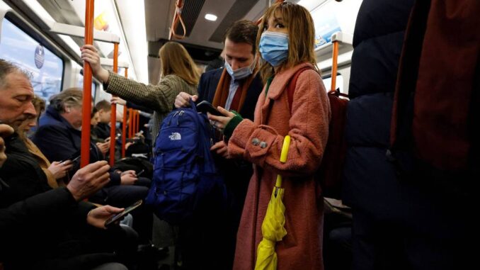 Passageiros a bordo de trem em Londres durante paralisação do metrô do dia 1º de março - Tolga Akmen / AFP