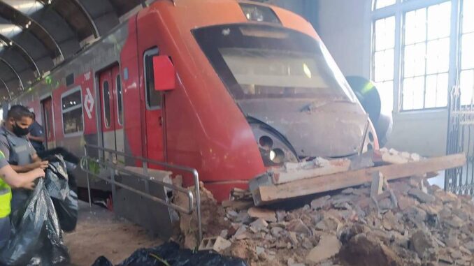 Um trem da linha 8-diamante bateu em uma contenção na plataforma de desembarque da estação Júlio Prestes, na manhã desta quinta-feira (10) - São Paulo Sobre Trilhos no Twitter