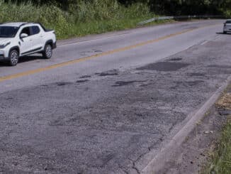 Pavimentação ruim na BR-101 entre Mangaratiba e Angra dos Reis (RJ). A Rio-Santos é exemplo de uma estrada com problemas por conta da falta de investimento público A CNT aponta problemas de pavimentação e geometria na rodovia Eduardo Anizelli/ Folhapress