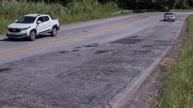Pavimentação ruim na BR-101 entre Mangaratiba e Angra dos Reis (RJ). A Rio-Santos é exemplo de uma estrada com problemas por conta da falta de investimento público A CNT aponta problemas de pavimentação e geometria na rodovia Eduardo Anizelli/ Folhapress