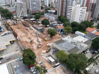 Legenda: Estão muito lentas as obras de construção da estação da Linha Leste do Metrofor na esquina da Av. Santos Dumont com rua Silva Paullet Foto: Kid Júnior