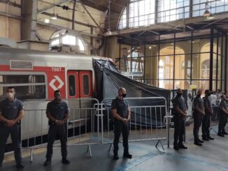 Seguranças da ViaMobilidade e uma lona para esconder danos em trem que bateu na Estação Júlio Prestes
