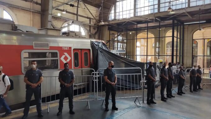Seguranças da ViaMobilidade e uma lona para esconder danos em trem que bateu na Estação Júlio Prestes