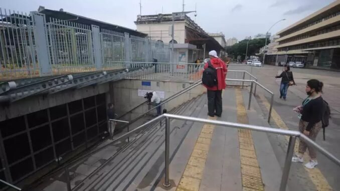 Quem precisa usar o metrô em BH encontra as estações fechadas durante os horários de pico (foto: Leandro Couri/EM/D.A Press)