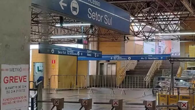 Enquanto passageiros são prejudicados, metroviários decidirão se continuarão greve (foto: Jair Amaral/EM/D.A Press)