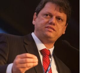 Em seu último leilão no cargo, que deixará para disputar o governo de São Paulo, ministro Freitas elogiou o presidente Jair Bolsonaro (PL) — Foto: Leonardo Rodrigues/Valor