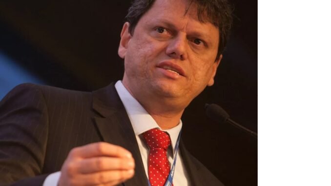Em seu último leilão no cargo, que deixará para disputar o governo de São Paulo, ministro Freitas elogiou o presidente Jair Bolsonaro (PL) — Foto: Leonardo Rodrigues/Valor
