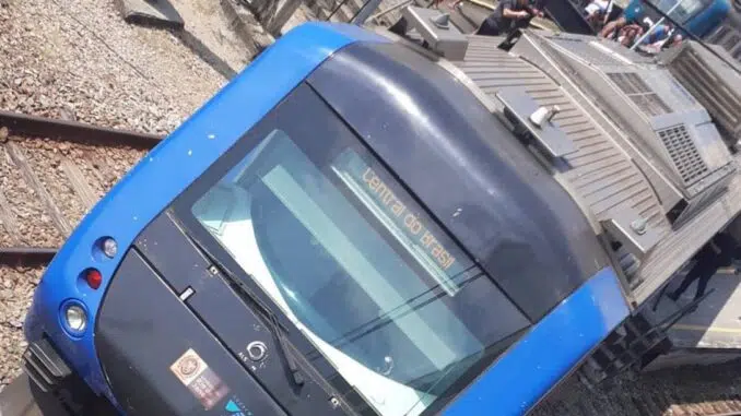 Trem ficou fora do trilho. Ninguém foi ferido Foto: Reprodução