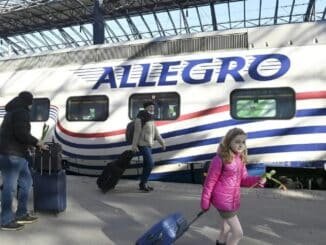 O trem expresso Allegro, duas vezes ao dia, de São Petersburgo a Helsinque, está lotado de russos e finlandeses ansiosos para sair (AFP/AFP)