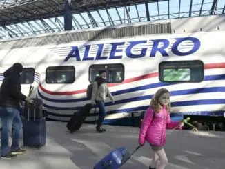 O trem expresso Allegro, duas vezes ao dia, de São Petersburgo a Helsinque, está lotado de russos e finlandeses ansiosos para sair (AFP/AFP)