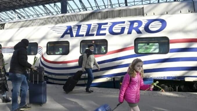 O trem expresso Allegro, duas vezes ao dia, de São Petersburgo a Helsinque, está lotado de russos e finlandeses ansiosos para sair (AFP/AFP)