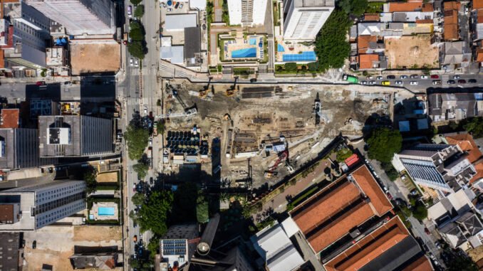 Obras da futura estação Sesc-Pompeia têm estimulado a construção de edifícios no entorno, especialmente na avenida de mesmo nome do bairro Foto: Felipe Rau/Estadão - 30/03/22