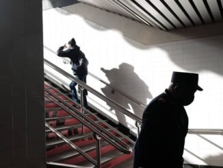 Pessoas caminham em uma estação de metrô no Brooklyn, em Nova York - Spencer Platt - 13.abr.22/AFP