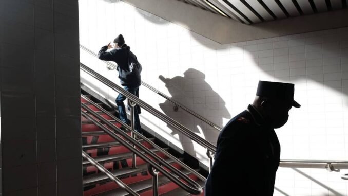 Pessoas caminham em uma estação de metrô no Brooklyn, em Nova York - Spencer Platt - 13.abr.22/AFP