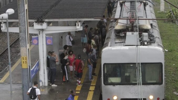 Circulação de trens foi interrompida na Baixada Fluminense na quarta-feira (6) Marcos Porto / Agência O Dia