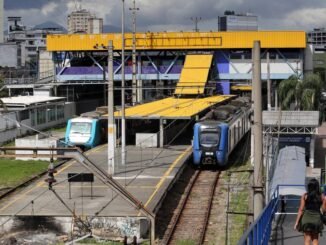 Trens e passageiros na estação de Duque de Caxias Foto: Lucas Tavares / Agência O Globo