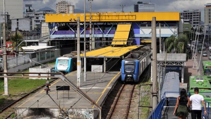 Trens e passageiros na estação de Duque de Caxias Foto: Lucas Tavares / Agência O Globo