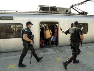 Polícia Militar passou a reforçar o policiamento em estações consideradas 'perdidas' para o crime organizado Foto: Gabriel de Paiva / Agência O Globo