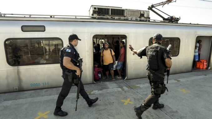 Polícia Militar passou a reforçar o policiamento em estações consideradas 'perdidas' para o crime organizado Foto: Gabriel de Paiva / Agência O Globo