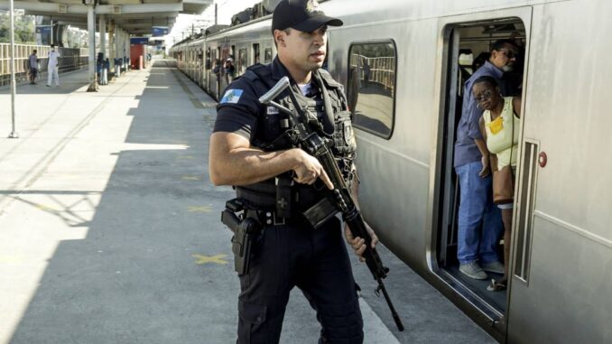 Retomada: Polícia Militar reforça o policiamento em Manguinhos, uma das estações até então controladas pelo crime organizado Foto: Gabriel de Paiva / Agência O Globo