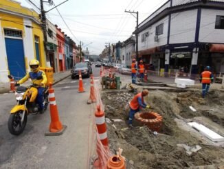 Obras do VLT já estão em ritmo acelerado no Centro de Santos (SP) — Foto: Matheus Tagé/ Jornal A Tribuna