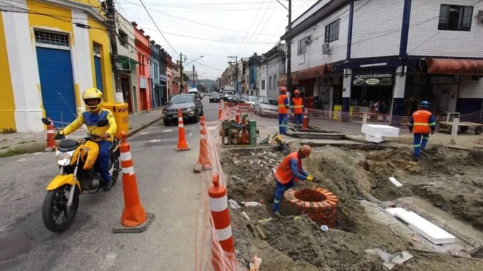 Obras do VLT já estão em ritmo acelerado no Centro de Santos (SP) — Foto: Matheus Tagé/ Jornal A Tribuna