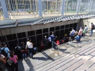 Quem tenta embarcar no metrô de Belo Horizonte em horários de pico encontra as estções fechadas (foto: Leandro Couri/EM/D.A Press)